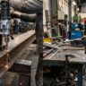 Mașină de găurit cu talpă magnetică montată pe grindă de oțel comparativ cu bormașină obișnuită