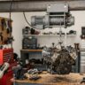 Palan electric cu telecomanda ridicand un bloc motor intr-un atelier